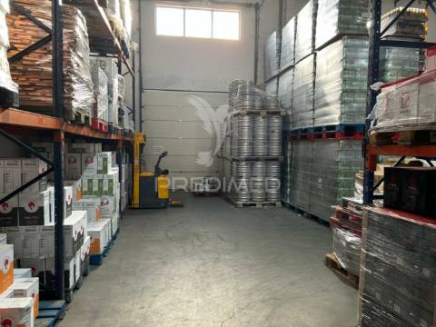 Vender armazém excelente localização em sintra