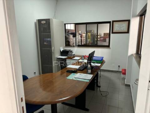 Vender armazém excelente localização em sintra