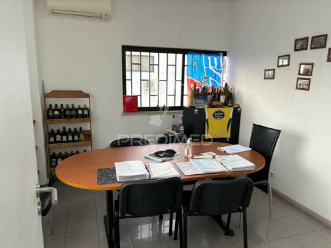 Vender armazém excelente localização em sintra