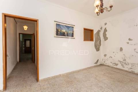 Moradia com logradouro, garagem , terraço e sotão