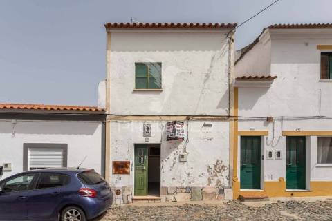 Moradia com logradouro, garagem , terraço e sotão