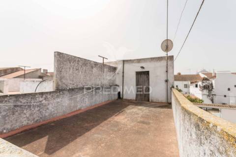 Moradia com logradouro, garagem , terraço e sotão