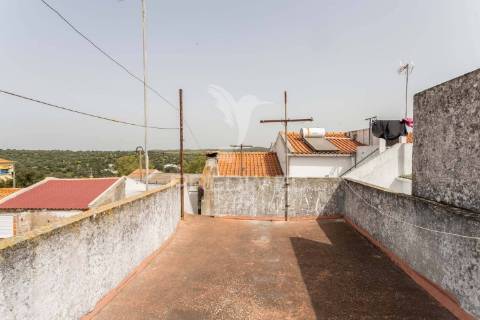 Moradia com logradouro, garagem , terraço e sotão