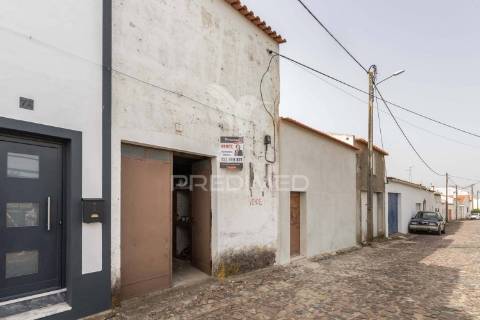 Moradia com logradouro, garagem , terraço e sotão