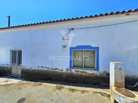 Moradia t4 com armazém e terreno