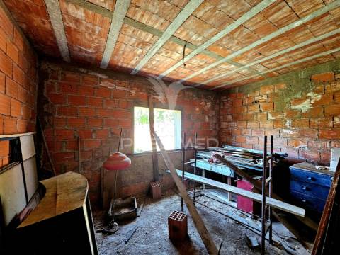 Moradia t4 com armazém e terreno