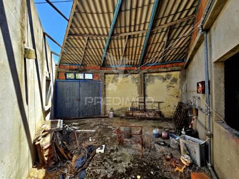 Moradia t4 com armazém e terreno