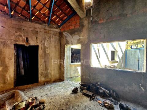 Moradia t4 com armazém e terreno