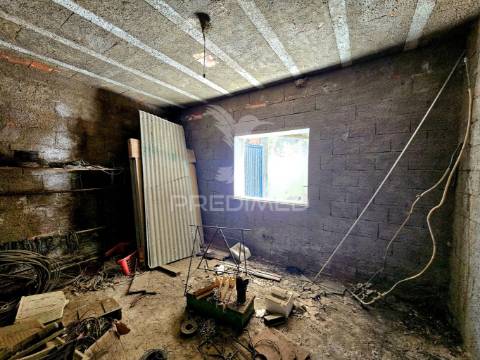 Moradia t4 com armazém e terreno