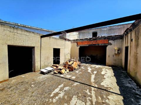 Moradia t4 com armazém e terreno