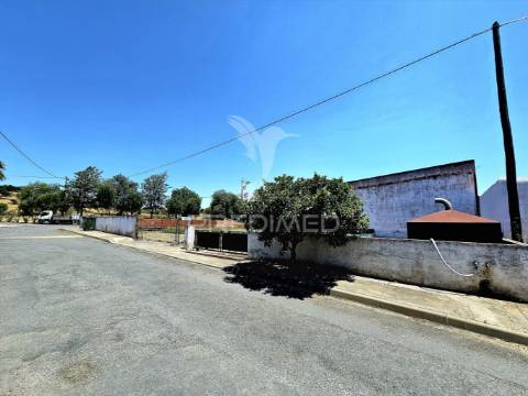 Moradia t4 com armazém e terreno