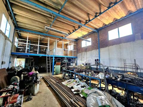 Moradia t4 com armazém e terreno