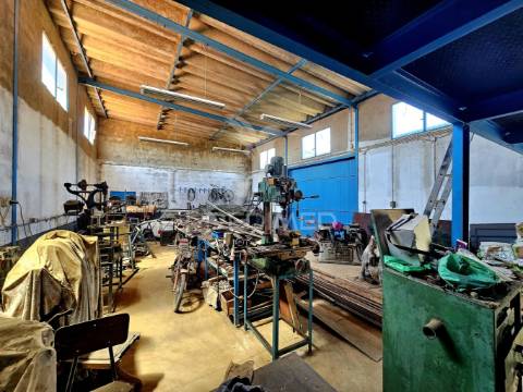 Moradia t4 com armazém e terreno