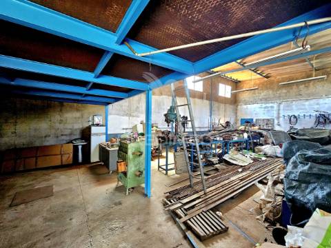 Moradia t4 com armazém e terreno