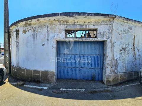 Moradia t4 com armazém e terreno