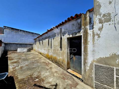 Moradia t4 com armazém e terreno