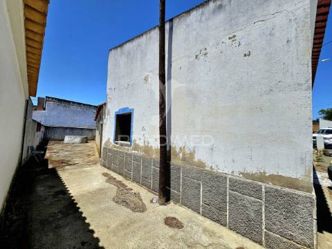 Moradia t4 com armazém e terreno