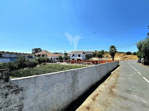 Moradia t4 com armazém e terreno