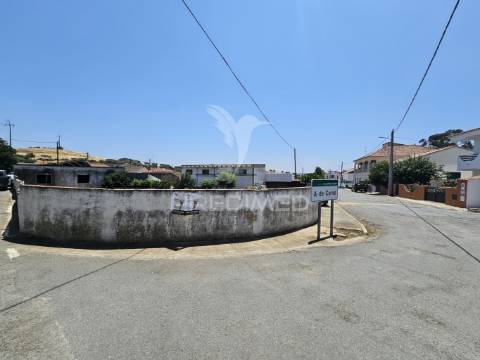 Moradia t4 com armazém e terreno