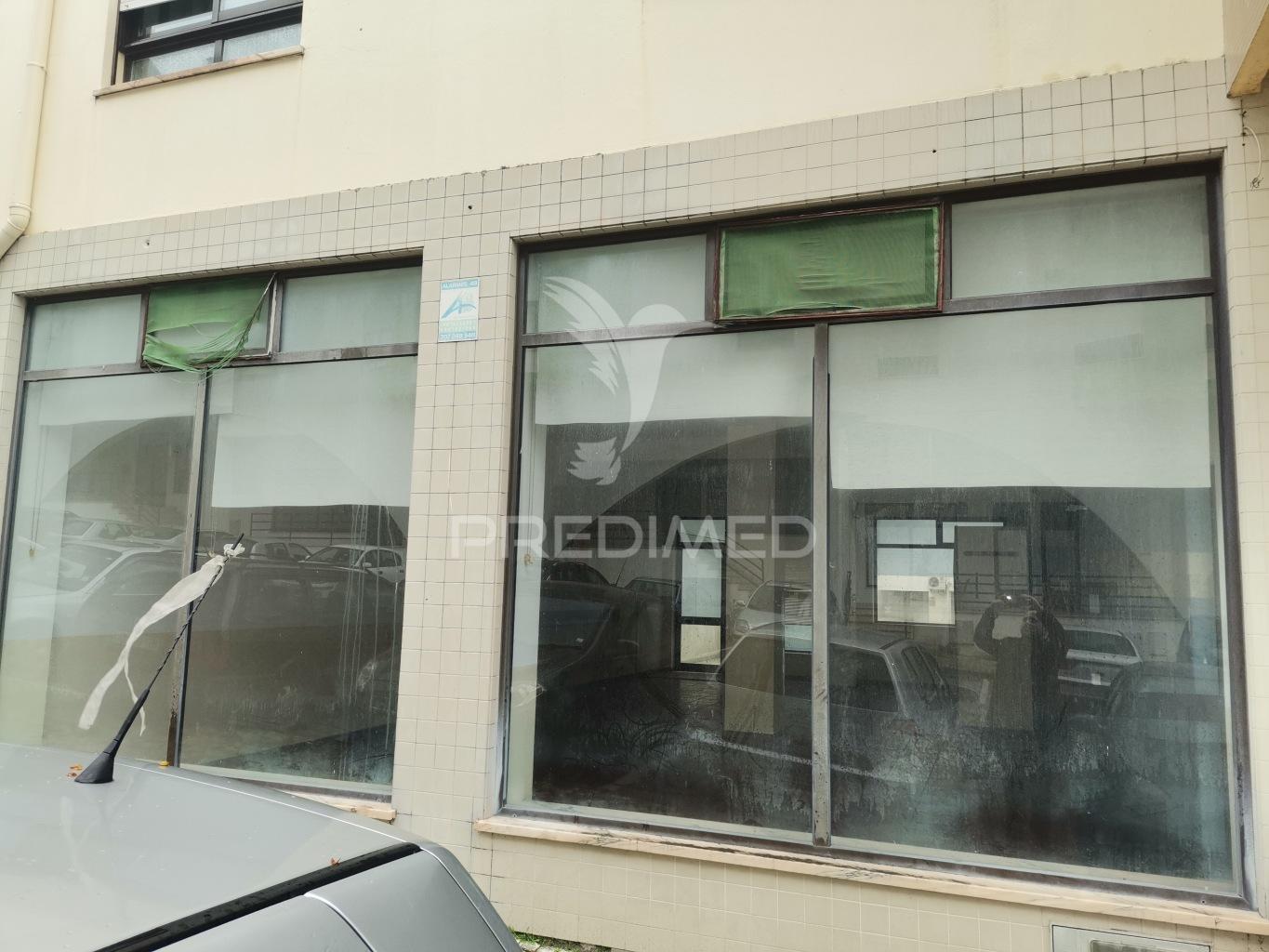 Estabeleça o seu negócio em torres novas: loja espaçosa e moderna
