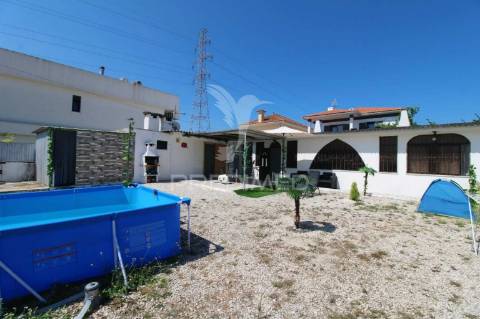 Duas moradias t1 em lote de 364m2 em fernão ferro