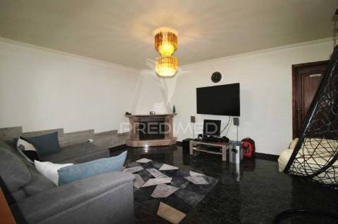 Duas moradias t1 em lote de 364m2 em fernão ferro