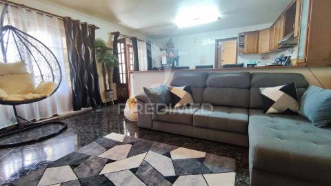 Duas moradias t1 em lote de 364m2 em fernão ferro