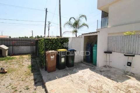 Duas moradias t1 em lote de 364m2 em fernão ferro