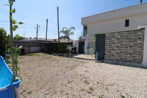 Duas moradias t1 em lote de 364m2 em fernão ferro