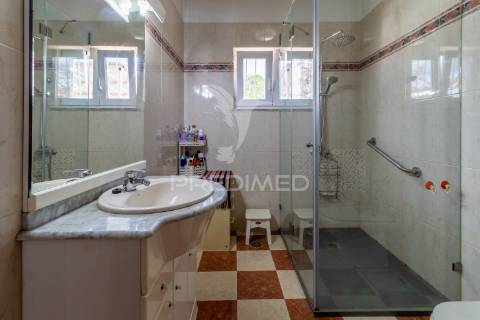 Fernão ferro, moradia t3 + 2, piscina e garagem