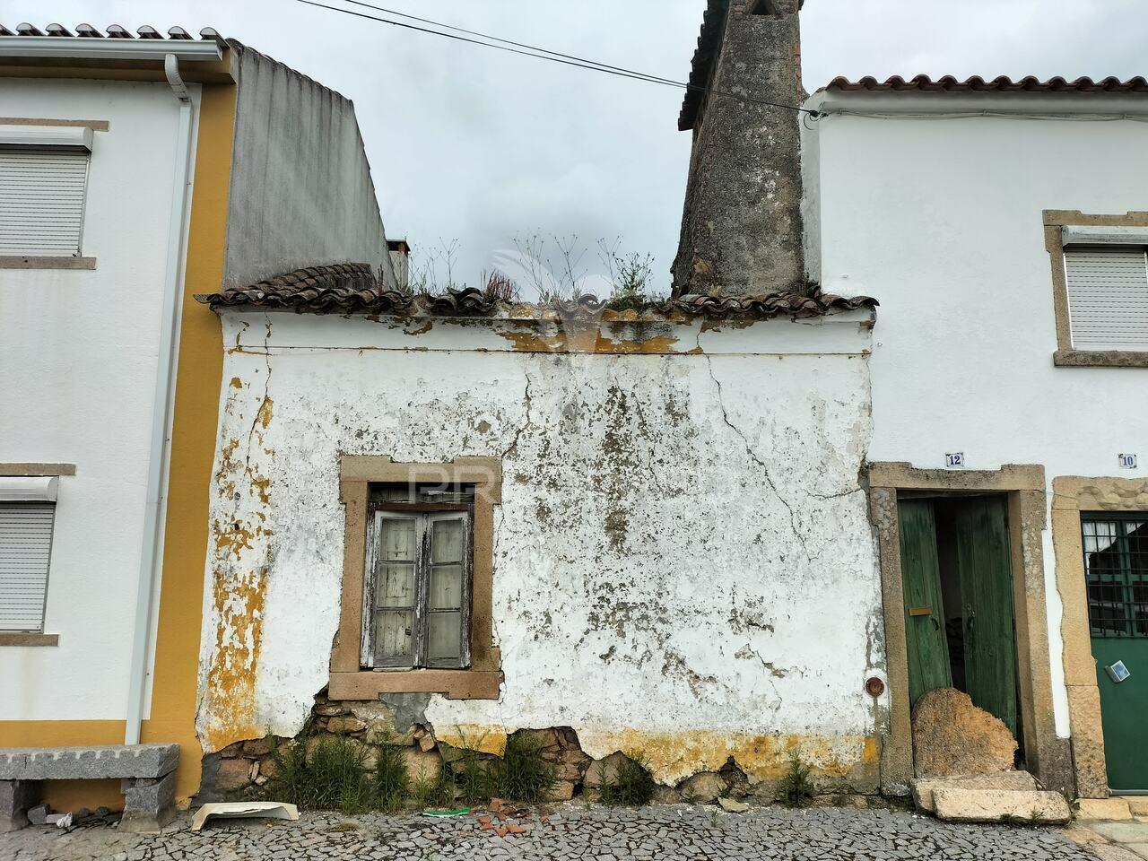 Moradia em banda, para recuperar em gáfete.