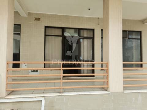 Loja de excelente visibilidade em  torres novas