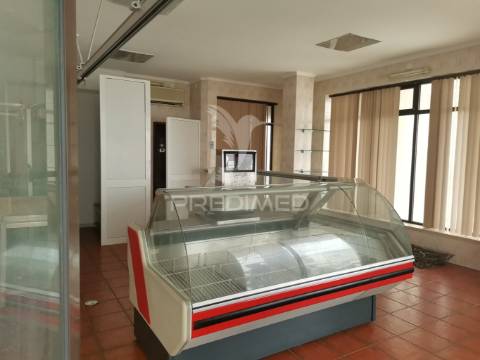 Loja de excelente visibilidade em  torres novas