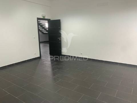 Escritórios amplos e espaçosos em évora