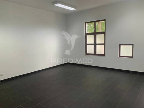 Escritórios amplos e espaçosos em évora