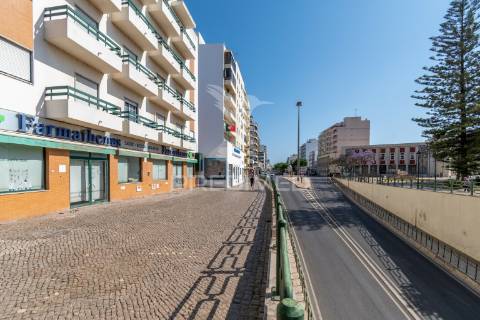 Loja com 335m2 no centro da cidade de olhão