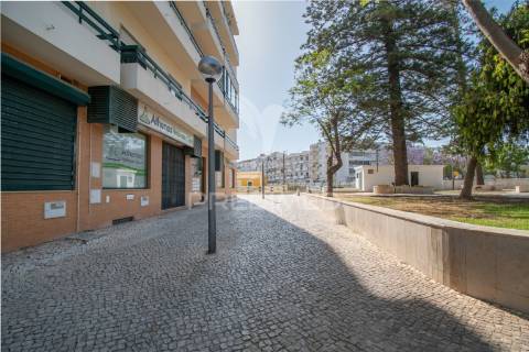 Loja com 335m2 no centro da cidade de olhão