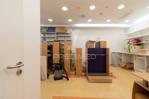 Loja com 335m2 no centro da cidade de olhão