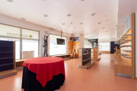 Loja com 335m2 no centro da cidade de olhão