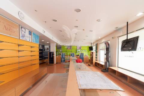 Loja com 335m2 no centro da cidade de olhão