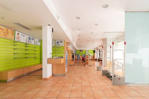 Loja com 335m2 no centro da cidade de olhão