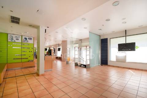 Loja com 335m2 no centro da cidade de olhão