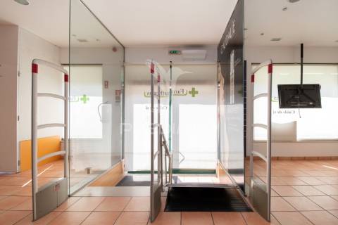 Loja com 335m2 no centro da cidade de olhão