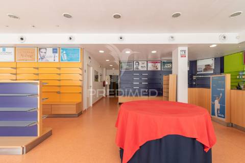 Loja com 335m2 no centro da cidade de olhão