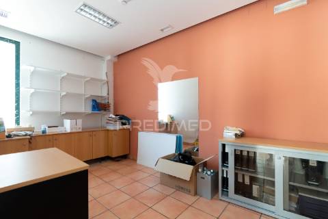 Loja com 335m2 no centro da cidade de olhão