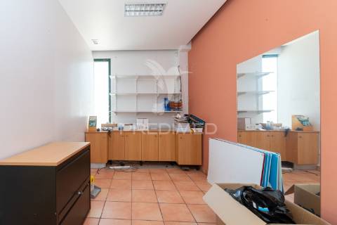 Loja com 335m2 no centro da cidade de olhão