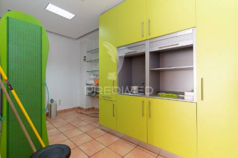 Loja com 335m2 no centro da cidade de olhão