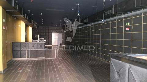 Venda edifício polivalente estacionamento privado ericeira