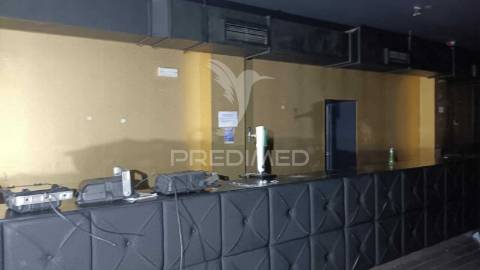 Venda edifício polivalente estacionamento privado ericeira