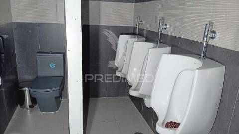 Venda edifício polivalente estacionamento privado ericeira